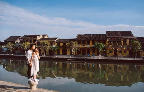 Lấy bối cảnh là các con phố nên để có được những góc ảnh đẹp, hai người phải tốn không ít công sức, từ việc lựa chọn trang phục cho đến phụ kiện.