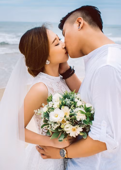 Đó có thể cái nắm tay gắn bó khi đi dọc con phố cổ ở Hội An... hoặc nụ hôn say đắm trên bãi biển lãng mạn tại Đà Nẵng. Sự vui tươi và tự nhiên của hai người cũng mang đến cho người xem cảm nhận gần gũi, thân thiện.