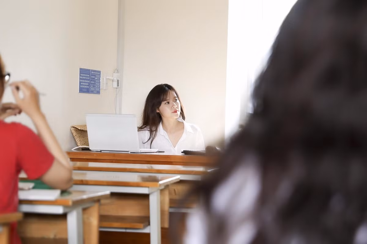 Midu thích thú khi buổi đầu tiên đứng lớp, các bạn sinh viên còn bỡ ngỡ gọi cô bằng "chị" nhưng đến buổi thứ hai thì cô trò đã thân quen và các em cũng đã dám gọi bằng "cô".