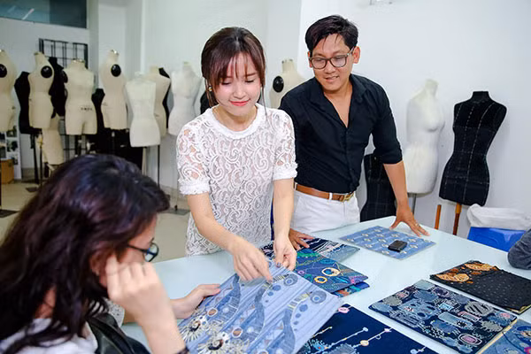 Cô giáo rất tận tâm với học trò của mình.