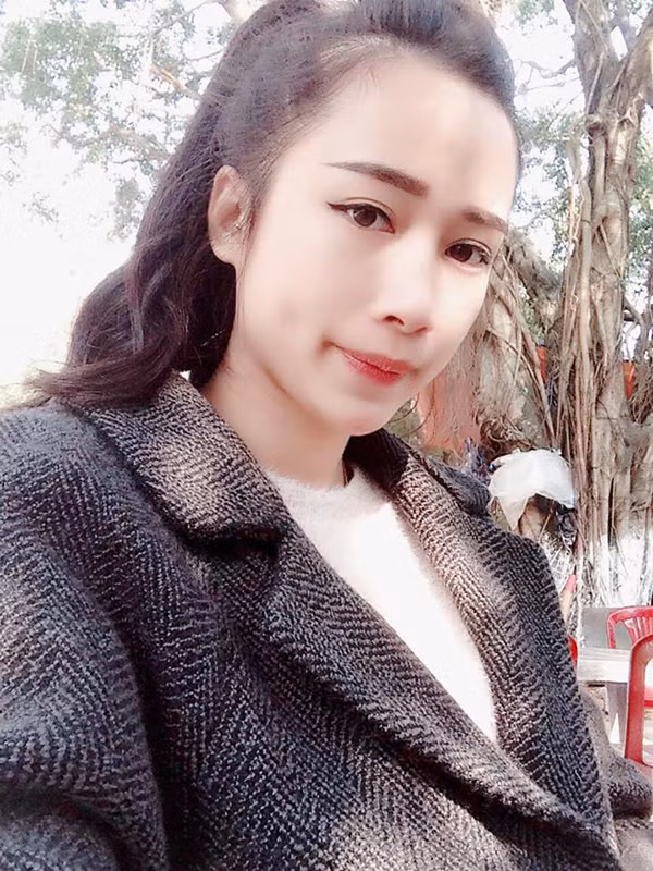 Còn nhớ cách đây không lâu, nhiều cô nàng đã chia sẻ hình ảnh về xu hướng trang điểm lông mày ngang, hình que khươi ốc. Trào lưu này nhanh chóng nhận được sự chú ý của giới trẻ bởi sau khi trang điểm, nhìn các cô nàng cứ hao hao giống nhau và gương mặt luôn ở trạng thái u buồn, dù trên môi vẫn nở nụ cười.