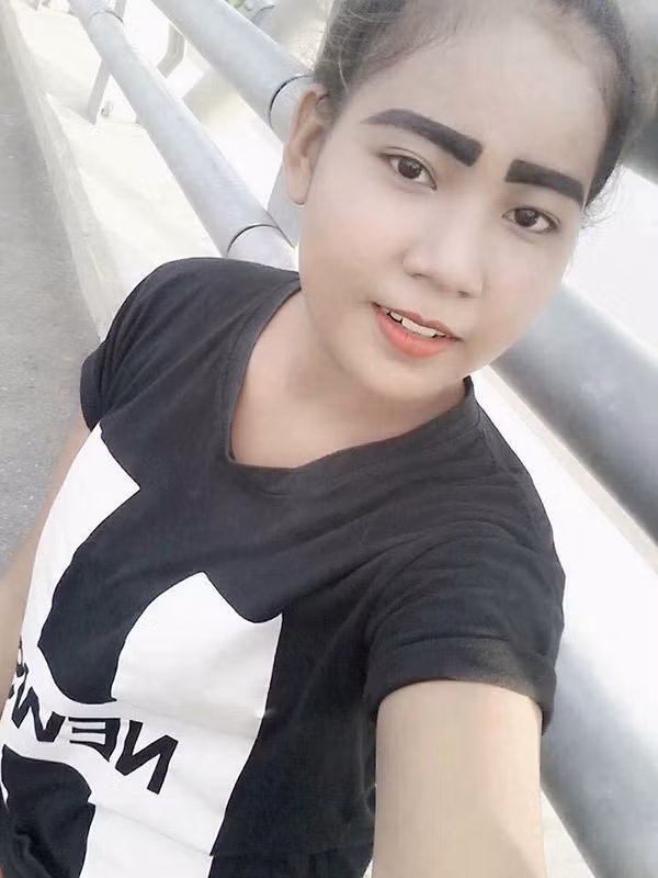 'Nhìn cứ như trang điểm để chuẩn bị xem diễn xiếc, diễn tuồng ấy, quá đậm và nhìn hài hước'; 'Đã tìm ra đôi lông mày đẹp nhất thế kỷ rồi, dù cười tươi nhưng mặt vẫn u sầu, thật lợi hại';… là những bình luận mà dân mạng để lại dưới những bức ảnh chụp các cô nàng theo đuổi 'lông mày lá tre'.