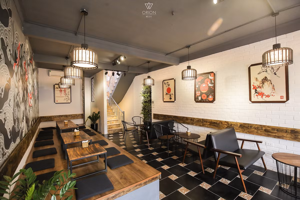 Các vật dụng đồ trang trí ở quán trà sữa này chủ yếu được làm bằng gỗ, hoặc mang màu gỗ, kết hợp với nội thất vải, da màu trầm. Không gian trong phòng được trang trí nhấn thêm màu sắc của cây xanh tạo cảm giác thoáng đãng, gần gũi nhưng cũng không kém phần sang trọng.