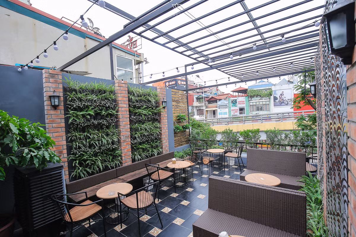 Ấn tượng đặc biệt tại trà sữa Nhật Bản Goky – 124 Láng Hạ chính là phần không gian sân vườn được thiết kế tại các tầng trên của ngôi nhà.