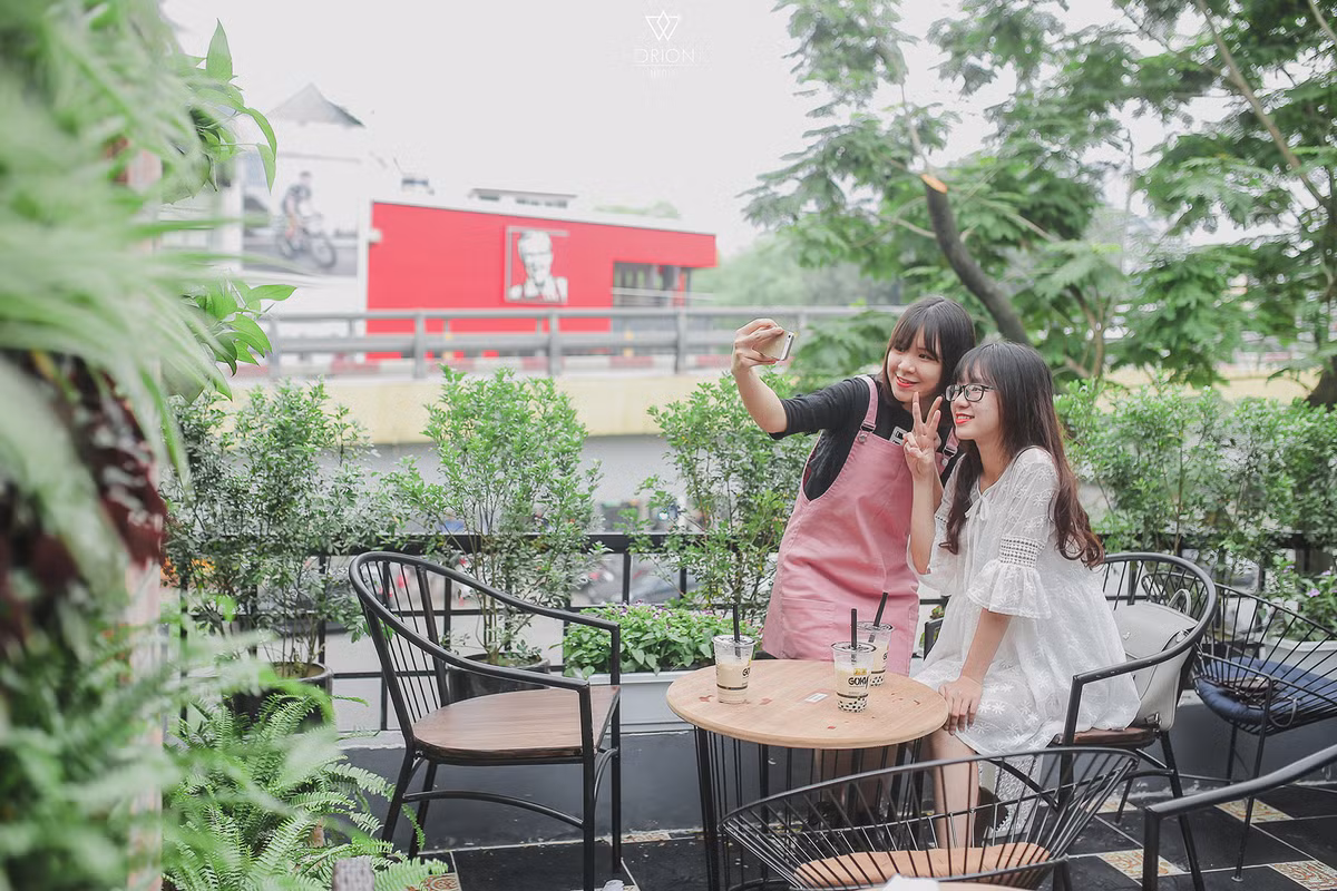 Các chậu cây xanh được gắn khéo léo trên tường bao bọc phần sân thượng lộng gió đã tạo ra một góc check-in “thần thánh”, hớp hồn mọi cô gái trẻ.