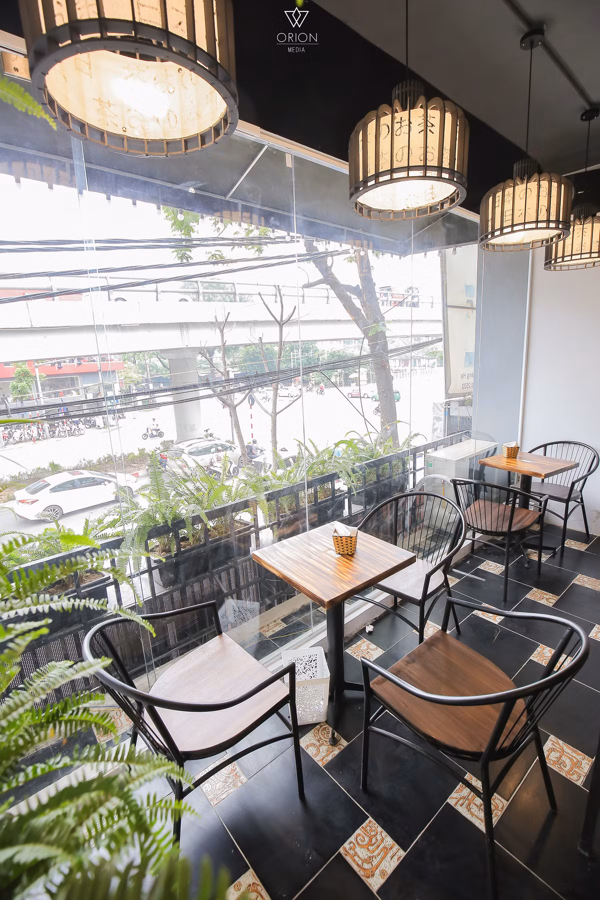 Cửa kính có đặt cây xanh cả trong lẫn ngoài càng khiến không gian của quán trà sữa thêm phần gợi mở và tạo cảm giác mát mẻ hơn.