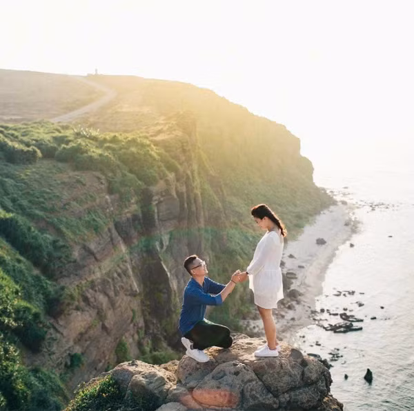 Đến đây sẽ có những ngày được hít thở no nê gió sớm tinh khôi, những đêm trèo lên đỉnh Thới Lới ngắm sao trời, nằm xuống nghe tiếng sóng vỗ, ngừi thấy mùi hương ẩm của cây cỏ, nghĩ cuộc đời này sao mà nhẹ nhàng thế! Thuê một chiếc xe máy, chạy lòng vòng, rồi dừng lại uống cốc bia, ăn hải sản, chân thả trần đi trên cát, cứ thế mà vui, mà qua hết những xô bồ.