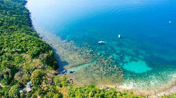 Hòn Mây Rút Trong - Vì là hòn đảo xa nhất của Phú Quốc nên ít ai biết đến tên đảo này, phải mất tới 50 phút đi tàu mới ra tới nơi. Ở trung tâm và phía Nam của hòn đảo là những rặng dừa trải dài dọc theo đường bờ biển cát trắng, vào mùa cát bồi, bãi biển chỉ toàn là cát trắng và màu nước xanh lơ.