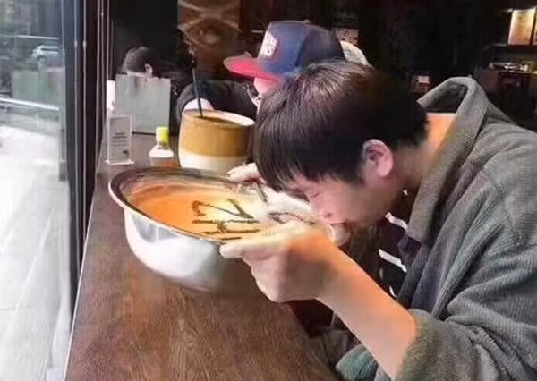 Và hào hứng tận hưởng cả chậu cafe như thế này...