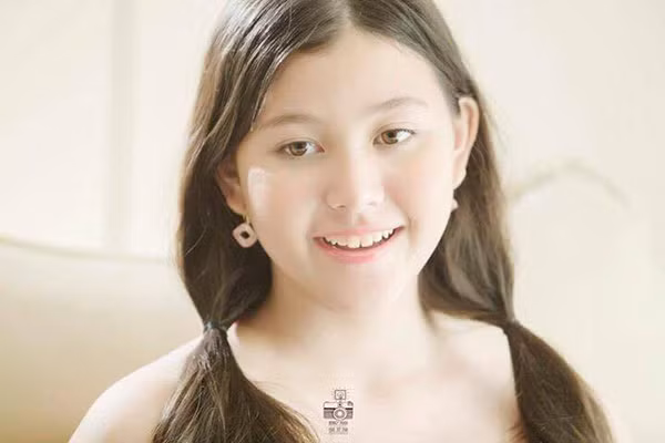 Nhật Anh sở hữu đôi mắt to, tròn đen láy và nước da sáng. Sống mũi cao và khuôn miệng xinh xắn giúp cô bạn biểu cảm tốt trước ống kính.