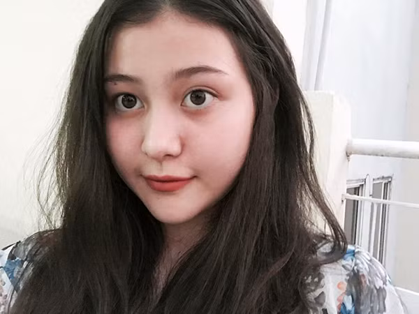 Nữ sinh đang được nhắc đến tên là Wilson Nhật Anh, sinh năm 2002, có bố là người Mỹ. Nhật Anh hiện đang là học sinh trường THCS Hai Bà Trưng (TP.HCM).