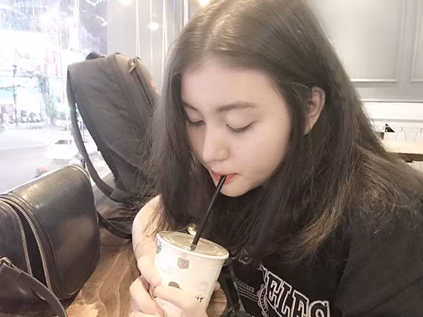 Nữ sinh lai Việt - Mỹ lấy làm hạnh phúc vì điều đó và luôn nỗ lực xây dựng hình ảnh thân thiện, hòa đồng.