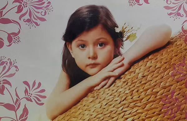 Không còn bàn cãi về nét cuốn hút, đặc biệt của những bông hồng lai. Và nữ sinh mang 2 dòng máu Việt - Mỹ hiện đang sống tại Việt Nam đã, đang nhận được sự chú ý của nhiều thành viên mạng nhờ gương mặt xinh xắn, hài hòa của mình.