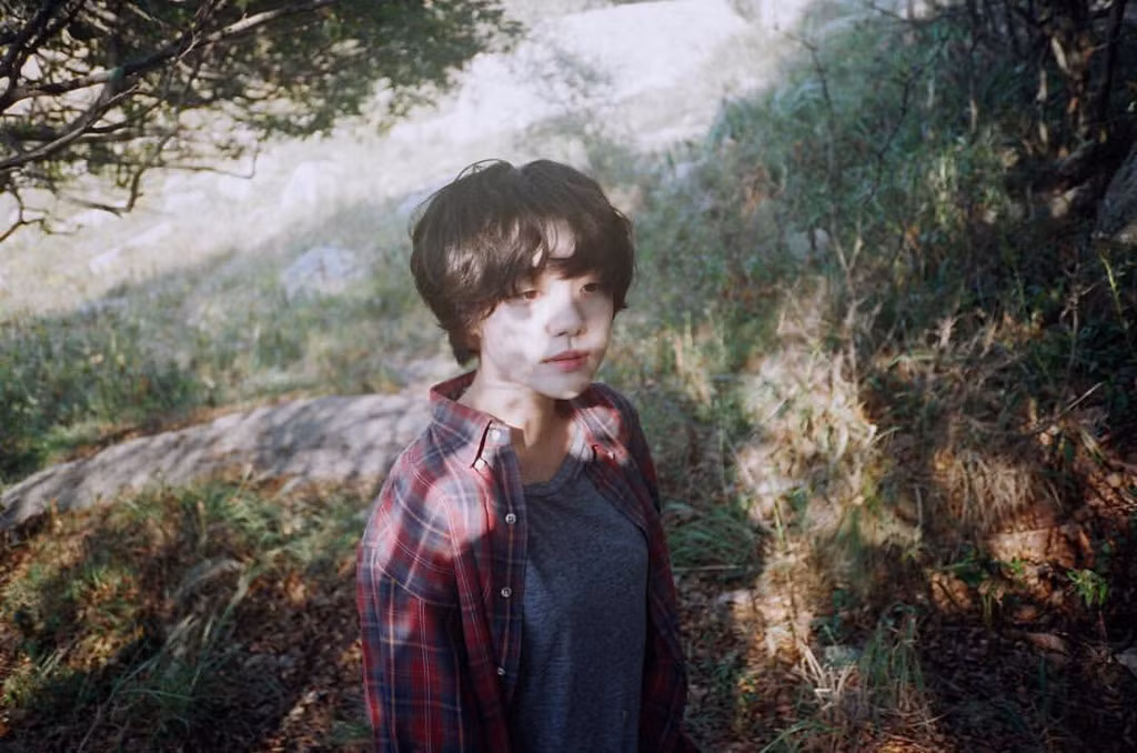 Nét thu hút trong từng bức ảnh của "người mẫu hạt tiêu" là sự đơn giản. Cô không ăn mặc quá cầu kỳ, trang điểm kỹ hay cố "gồng mình" tạo dáng, mà vẫn có thể toát lên thần thái tự nhiên và cuốn hút.