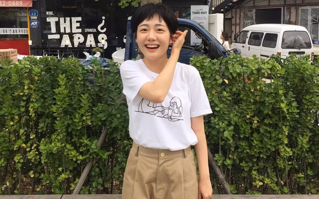 Chỉ cao 1, 57 m, cô nàng lại là một trong những người mẫu đình đám của công ty LSAC tại Hàn Quốc. Thiếu nữ thường xuyên xuất hiện trong các bộ chụp lookbook thời trang và phong cách.