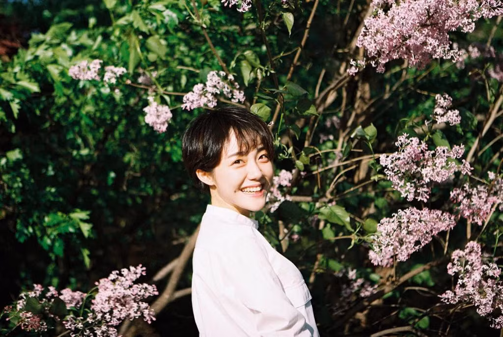 Điểm đặc biệt của hot girl Hàn Quốc Joo Yeon là nụ cười tự nhiên với đôi má lúm đáng yêu. Trong từng bức ảnh, cô nhoẻn miệng cười thật xinh, được nhiều cư dân mạng khen ngợi.