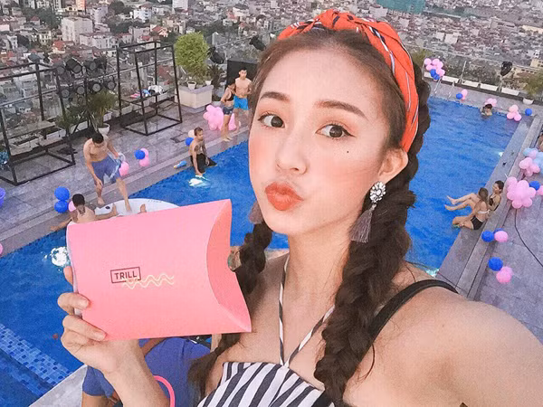 Ngay cả khi đến bể bơi cũng phải chụp bức ảnh đẹp như hotgirl Sa Lim nhé!