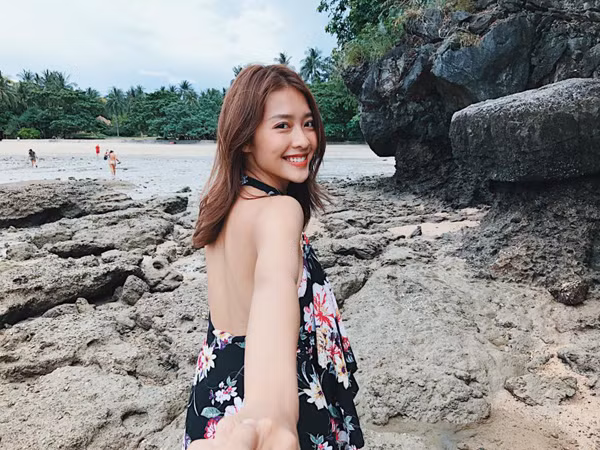 Dù không phải ảnh selfie, nhưng chỉ cần thay cánh tay thành gây tự sướng, chúng ta vẫn có thể tạo nên bức ảnh đẹp như hotgirl Khả Ngân.