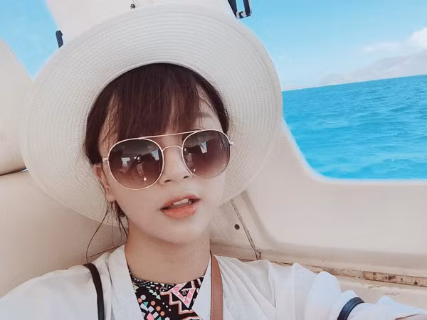 Trên tàu cô nàng lại tận dụng tối đa màu xanh ngắt của nước biển làm nền cho bức hình.