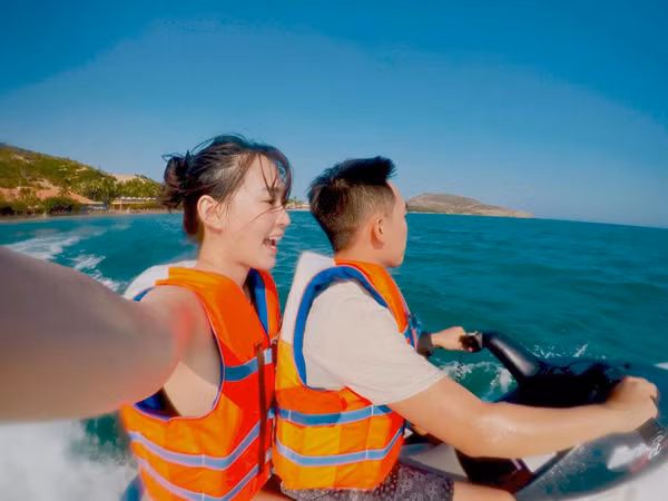 Cô nàng Sun HT cùng chàng Phở cực 'chất' khi check-in ngay khi ngồi trên chiếc mô tô bay.