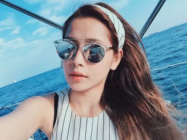 Cùng ý tưởng, Chi Pu cũng đeo kính selfie cực 'cool' giữa biển.