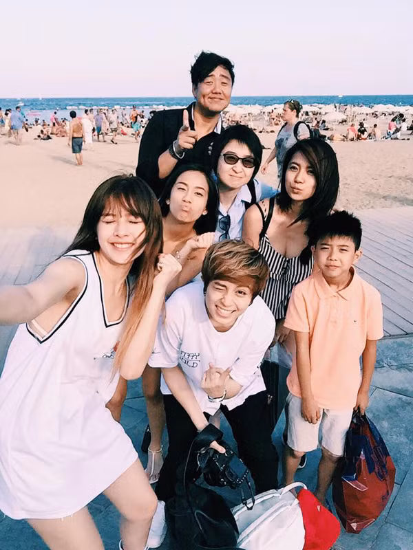 Đừng chụp ảnh một mình nhiều quá, chụp với cả nhóm là đẹp nhất!