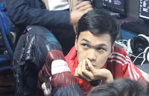 Rõ ràng, với mức thu nhập thế này, một cậu sinh viên như Chim Sẻ Đi Nắng không chỉ đủ khả năng trang trải rất nhiều khoản chi phí cũng như giúp đỡ gia đình. Cần biết rằng bố của Chim Sẻ Đi Nắng đã qua đời từ khá sớm nên việc thần đồng AoE có thể kiếm được những khoản tiền lớn hàng sẽ giúp gánh nặng gia đình trên vai mẹ em vơi đi rất nhiều.