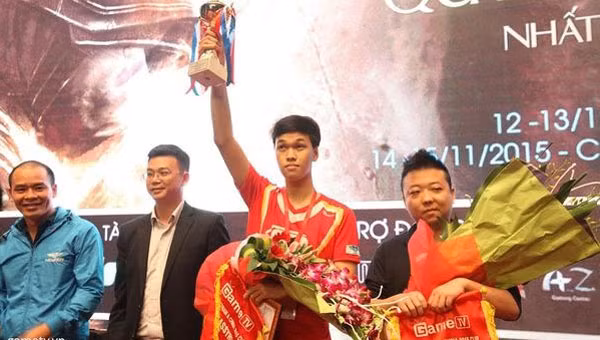 Theo như giám đốc điều hành của GameTV chia sẻ thì hiện nay, mức lương 'cứng' mà thần đồng AoE Việt Nam và các đồng đội của nhận được vào khoảng 4-5 triệu đồng/ tháng. Số tiền này trong mắt nhiều người không phải quá lớn. Tuy nhiên, đối với một cậu sinh viên còn đang đi học như game thủ Chim Sẻ Đi Nắng thì đây không phải là một con số nhỏ.