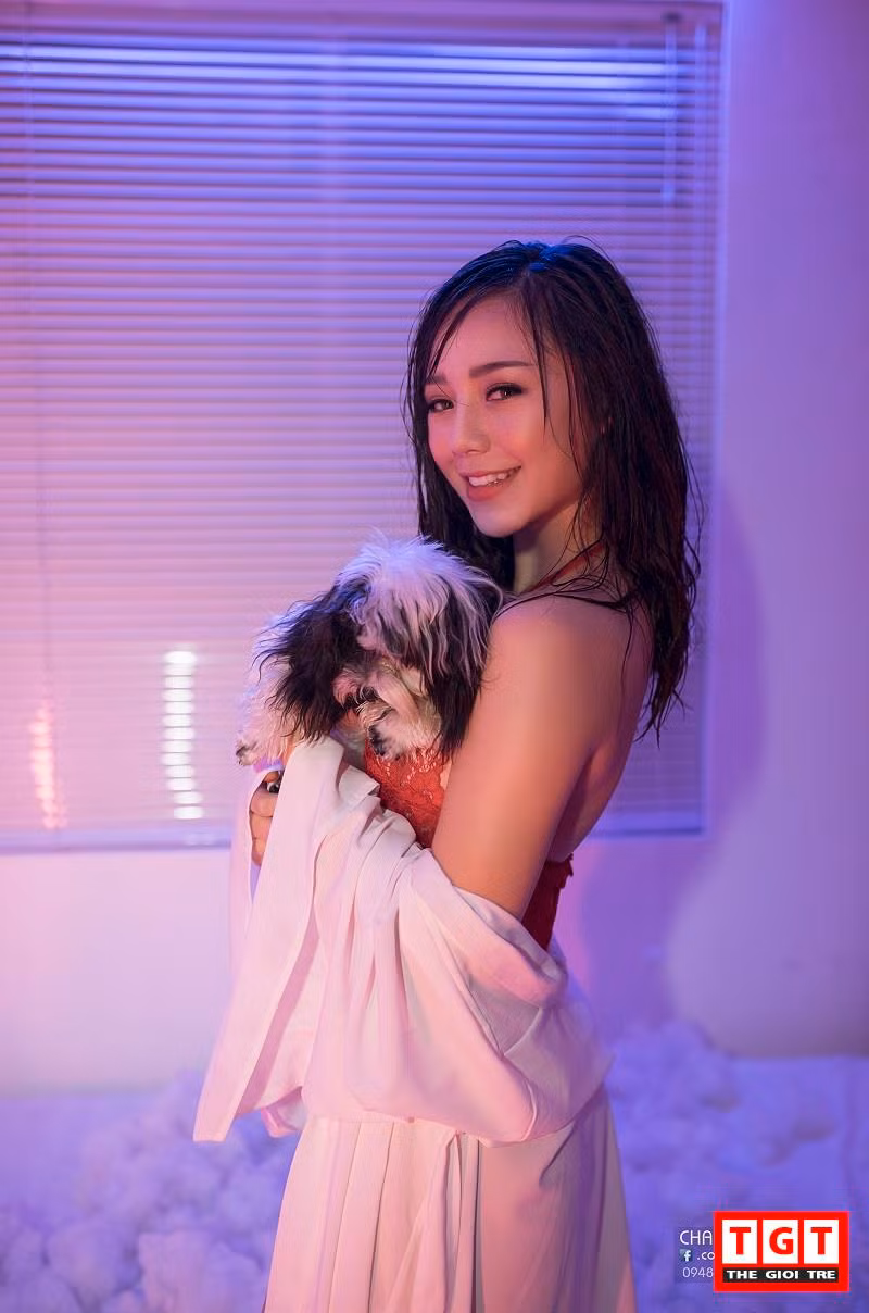 - Trước nay mọi người vẫn hay quan niệm rằng, chân dài thường hay đi liền với đại gia? Quỳnh suy nghĩ như thế nào về vấn đề đó? Và đối với riêng bản thân bạn thì sao? - Quỳnh chân ngắn mà, thế nên mình cũng không biết nói gì! (cười). Đùa thôi, bản thân Quỳnh thì Quỳnh muốn một mối quan hệ rõ ràng và phải dựa trên tình cảm là chính. Nếu mà đến với nhau vì vật chất hay mục đích gì thì Quỳnh sẽ không bao giờ chấp nhận mối quan hệ đó. Chỉ có thật sự yêu nhau mới đồng cảm, chia sẻ và cùng nắm tay nhau đi hết chặng đường dài được.