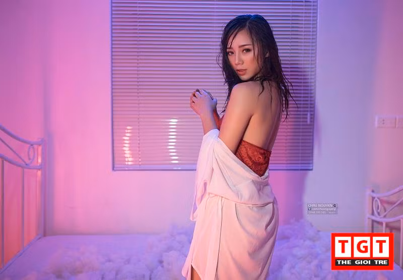 - Hiện tại, Quỳnh đang là diễn viên chính trong series Loa phường? Lí do bạn rời Kem xôi đến với series mới này là gì? - Mình thấy bản thân thật may mắn khi được mọi người đón nhận và yêu quý. Và mình nghĩ mình phải nỗ lực hết mình trên con đường nghệ thuật để không phụ tấm lòng trân yêu của mọi người dành cho. Con đường sau nay còn rất dài và nhiều chông gai, thử thách, vì vậy thời gian này đường đang mở, thì mình sẽ sải chân bước thôi.