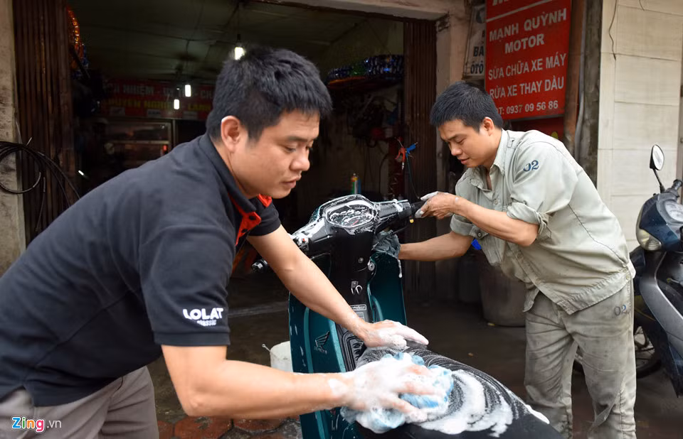 Trong khi hầu hết cửa hàng rửa xe đều tăng giá thì một vài hàng vẫn giữ nguyên giá cũ là 15.000 đồng. Anh Mạnh Quỳnh, chủ cửa hàng ở Văn Quán, Hà Đông cho biết lượng khách đến rửa xe tăng mạnh so với ngày thường nhưng chủ yếu là người quen. Anh làm thêm để phục vụ bà con là chính chứ không tính chuyện lãi lời.