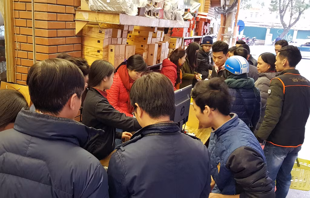 Quầy thu ngân của tiệm này nhân viên làm việc mệt nghỉ. Khách đợi thanh toán khá lâu mới tới lượt.