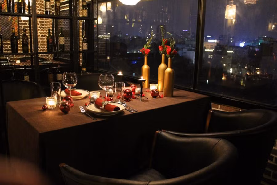 Tương tự, nhà hàng Pincho (Hàng Bè) cũng tung ra chương trình lễ tình nhân với giá từ 1.420.000 đồng trở lên... Ảnh: phunuvietnam.vn.