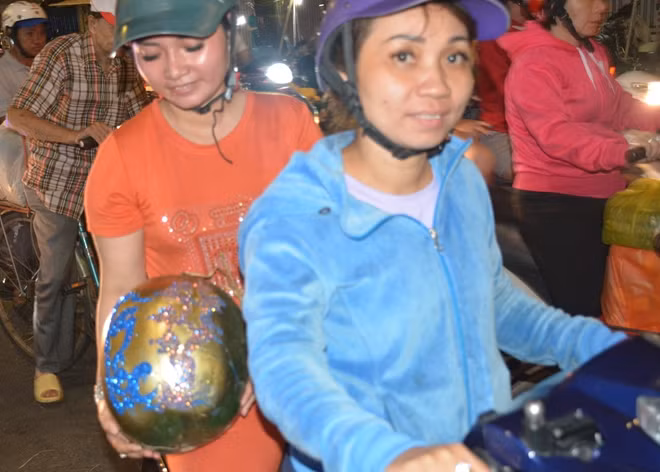 Niềm vui khi mua được trái dưa hấu giá rẻ lại được viết thư pháp lên dưa