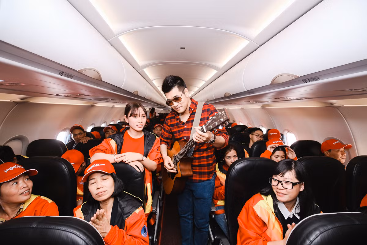 Đặc biệt ca sỹ Tạ Quang Thắng đã ôm đàn ghi ta cùng hát với các bạn thanh niên những ca khúc đặc biệt về mùa Xuân.