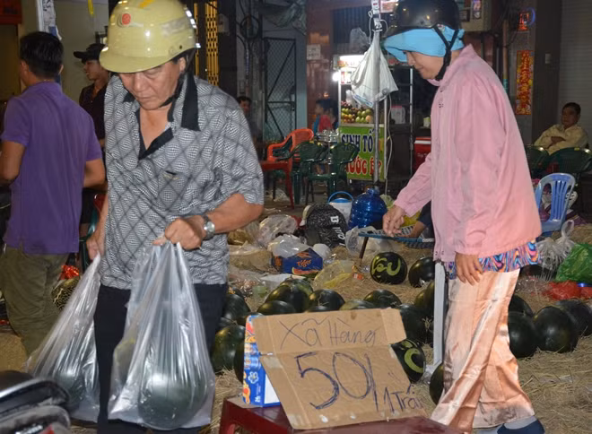 Nhiều chỗ không bán ký mà bán nguyên trái với giá 50 ngàn đồng