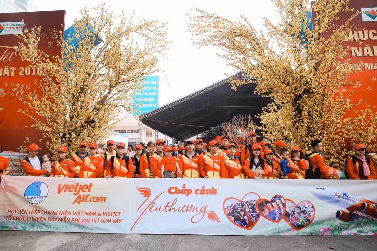 Được biết, chương trình “chuyến bay yêu thương” nằm trong chuỗi sự kiện Vietjet đồng hành cùng Hội Liên Hiệp Thanh niên Việt Nam trên tàu bay sơn biểu tượng “Tôi yêu tổ quốc tôi” với nhiều hoạt động ý nghĩa như bảo vệ môi trường, làm sạch biển, khám chữa bệnh, cấp phát thuốc, thẻ bảo hiểm y tế cho người nghèo, tặng vé miễn phí cho người nghèo, sinh viên, học sinh về quê ăn tết và các hoạt động thiện nguyện mang ý nghĩa xã hội và nhân văn sâu sắc.