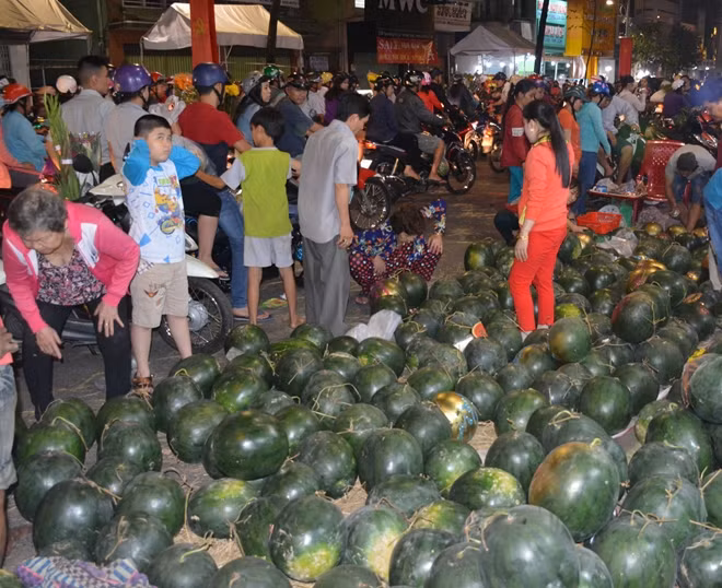 Dù trời khuya nhưng nhiều người vẫn đi mua dưa hấu