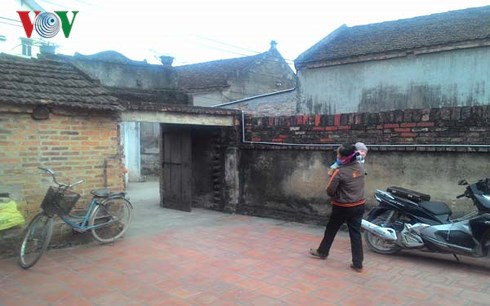 Hằng ngày, mọi sinh hoạt của ông Thêm đều nhờ vào người thân.