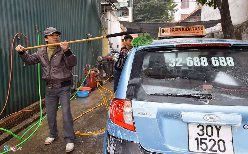 Không chỉ xe máy, lượng ôtô đi rửa trong ngày 29 Tết cũng tăng cao. Tại một cửa hàng trên đường Vũ Tông Phan, lượng xe đến rửa tăng từ 15 chiếc ngày thường lên 50 chiếc vào ngày giáp Tết. Giá tăng nhẹ từ 50.000 đồng lên 60.000 đồng mỗi chiếc.