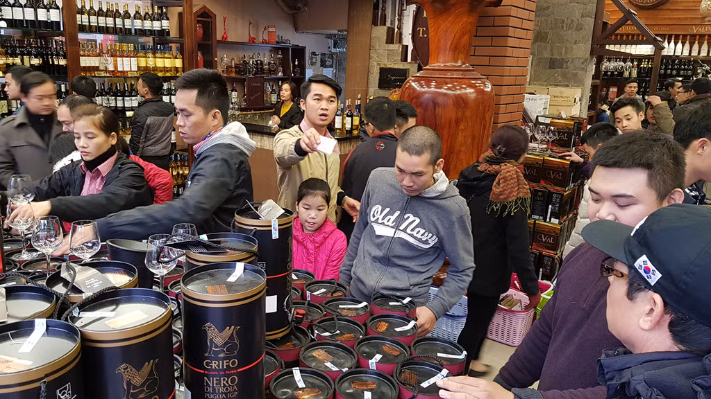 Trên phố Thái Hà, cách Chùa Bộc một nút ngã tư, tiệm kinh doanh bánh kẹo, rượu vang nhập ngoại cũng thu hút rất đông khách.