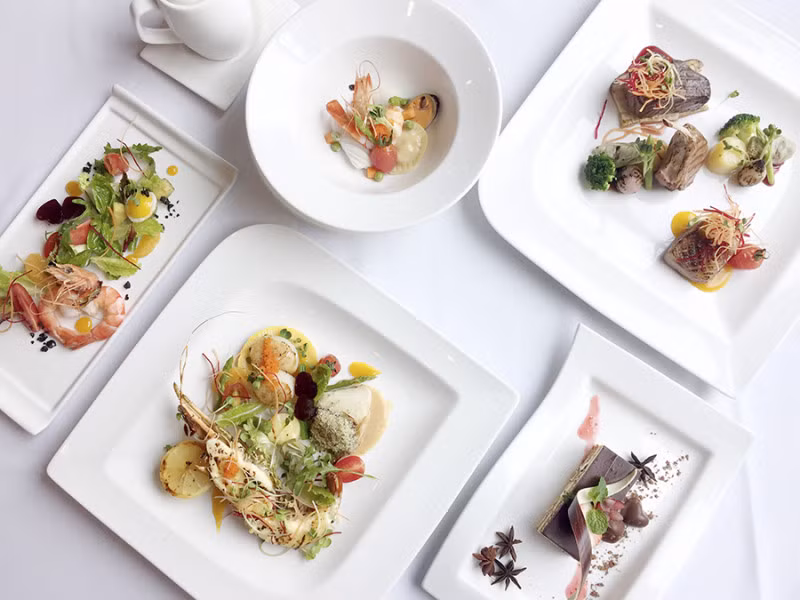 Dịp lễ tình nhân năm nay, nhà hàng Mangosteen (Lý Thường Kiệt, Hoàn Kiếm) có bữa tối dành cho đôi uyên ương với nhiều món đặc sắc, giá từ 1.600.000 đồng trở lên. Ảnh: phunuvietnam.vn.