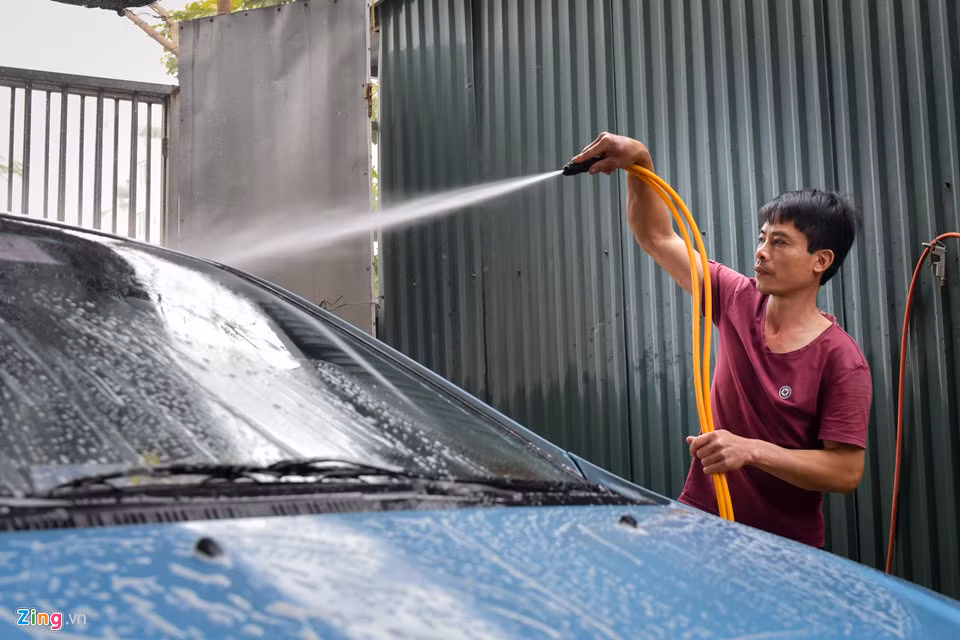 Anh Thành, thợ rửa xe cho biết ngày thường anh làm lấy lương 4,5 triệu đồng/tháng. Hôm nay, anh được chủ cho nhận toàn bộ số tiền rửa xe. Trong buổi sáng ngày 29 Tết, anh đã kiếm được khoảng một triệu đồng. Tuy vậy, anh cũng chỉ làm hết buổi sáng rồi đóng cửa về quê.