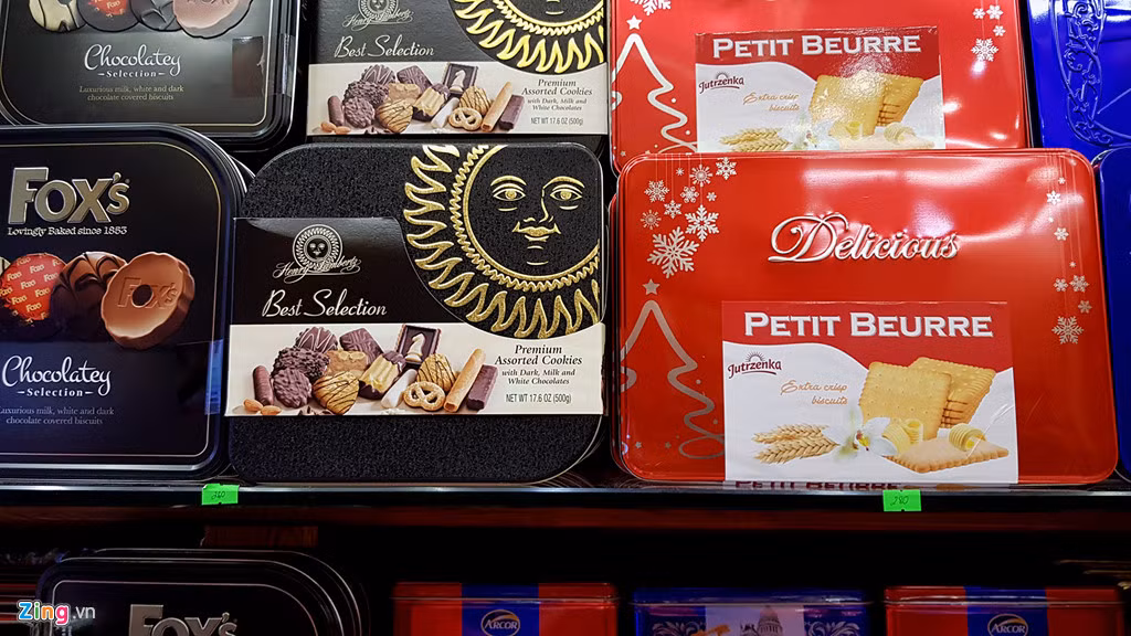 Nhiều hộp bánh ngọt mẫu mã rất đẹp, nhìn ngon mắt, giá hơn 200.000 đồng.