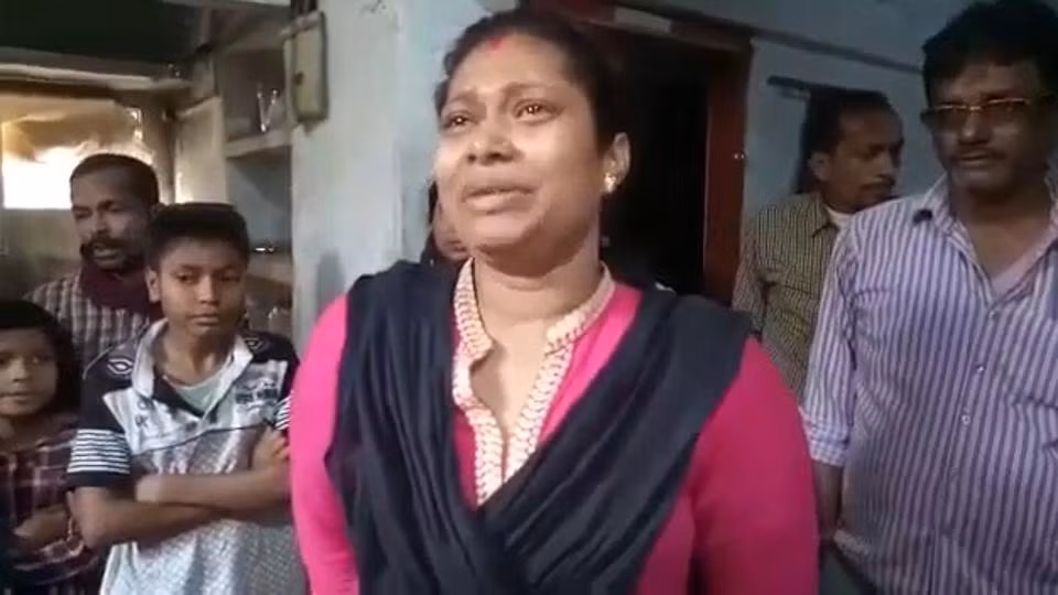 Rita Sarkar đau đớn trước hành vi nhẫn tâm của chồng và gia đình anh ta.