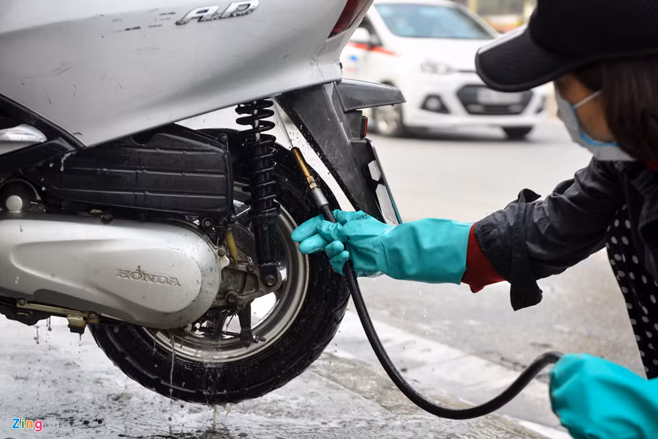 Giá rửa xe tăng gấp đôi từ 15.000 đồng lên 30.000 đồng mỗi xe. Tuy đông khách và giá cao, anh Dương cũng chỉ rửa hết hôm nay. Ngày mai, anh sẽ đóng cửa để chuẩn bị đón Tết.