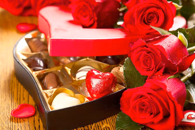 Ngoài ra, cặp đôi tình nhân còn được tặng kèm 2 hai ly cocktail Valentine, hoa hồng và chocolate tình nhân. Ảnh: chudu24.com.