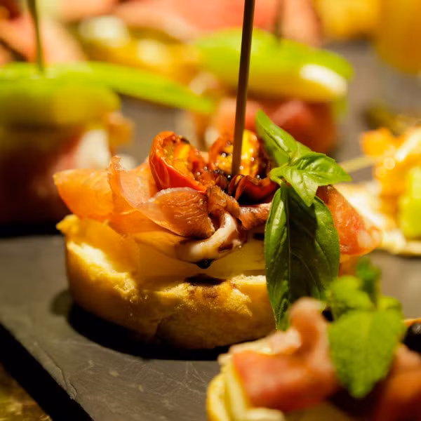 Thực đơn của bữa tiệc được các đầu bếp chuẩn bị khá cầu kì và tinh tế. Ảnh: phunuvietnam.vn.