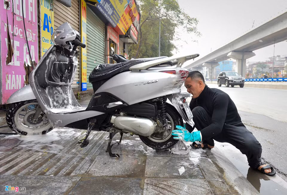Anh Sơn Dương, chủ hàng rửa xe trên đường Nguyễn Trãi, cho biết do trời nắng ráo nên lượng khách đến rửa xe không tăng mạnh như năm trước. Hàng ngày, anh rửa khoảng 15-20 xe, hôm nay tăng lên 50-60 xe.