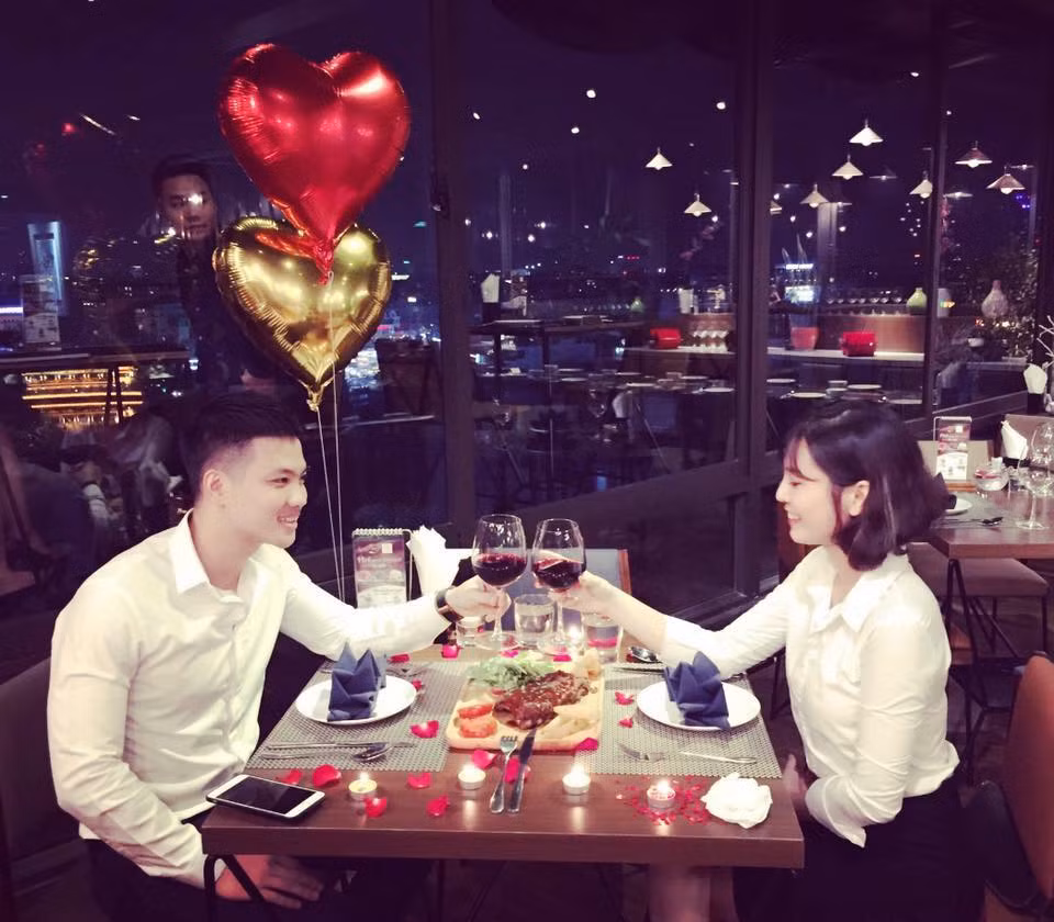 Chỉ với 650.000đ đến 750.000 đồng2 người, các cặp tình nhân có thể tận hưởng không khí Valentine lãng mạn tại Panorama Restaurant &amp; Bar top floor. Ảnh: PANORAMA Restaurant &amp; Bar top floor.
